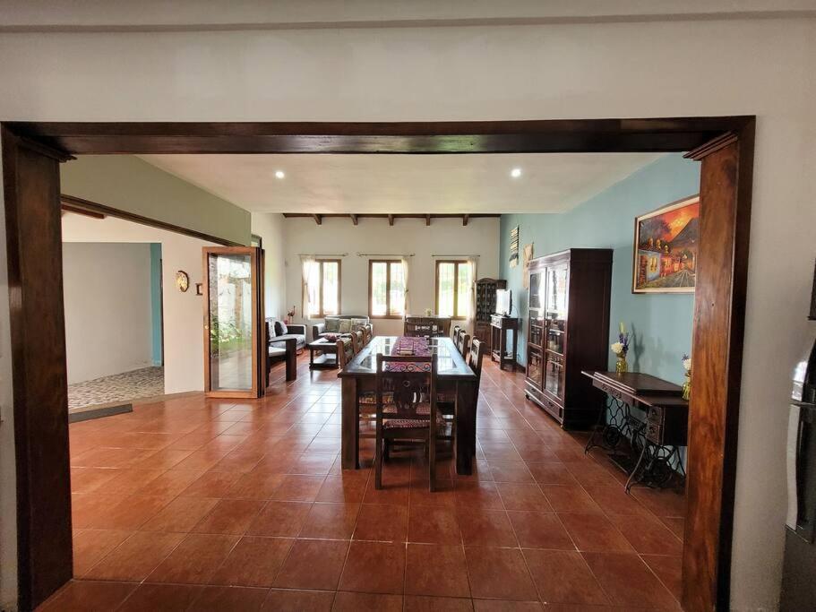Amplia Casa Antigua Guatemala Con Pergola Y Jardin Villa Екстериор снимка